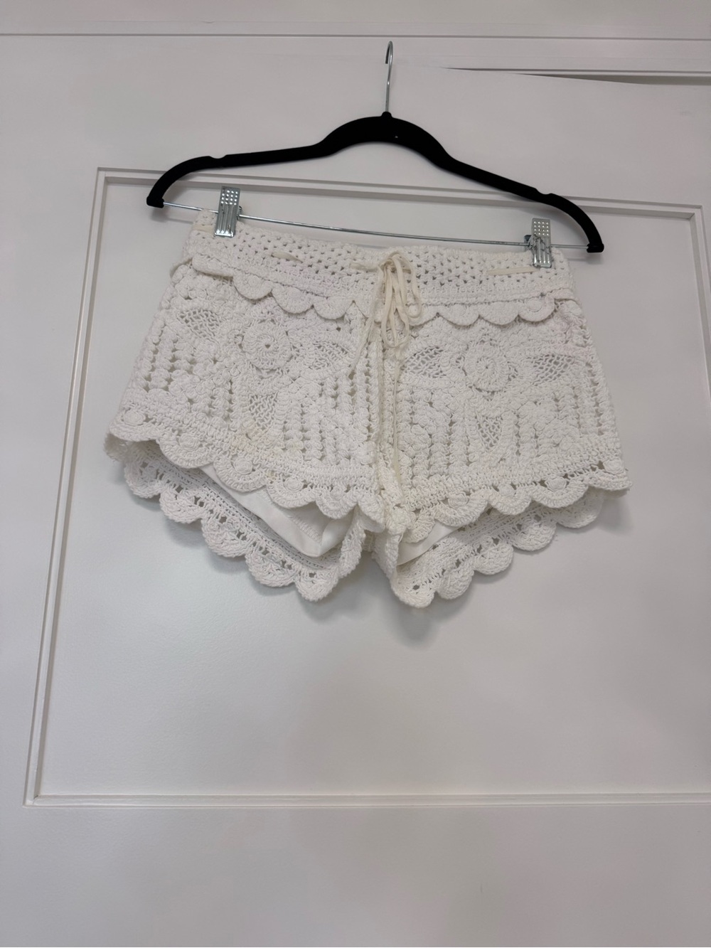 Women's Crochet Scallop Hem Shorts - White